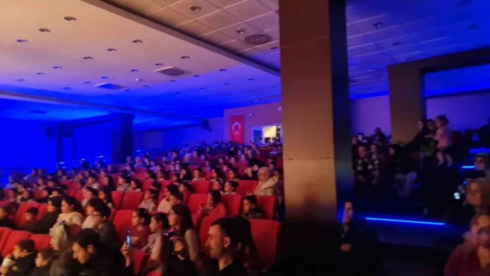 Sincan Belediyesinden Tiyatro Şöleni