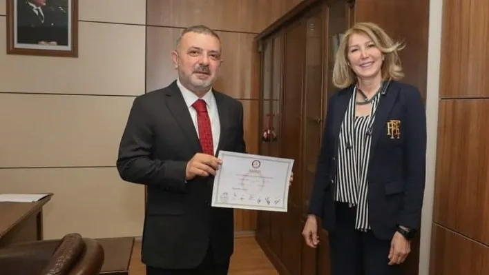 Sincan'da yeniden belediye başkanı seçilen Ercan mazbatasını aldı