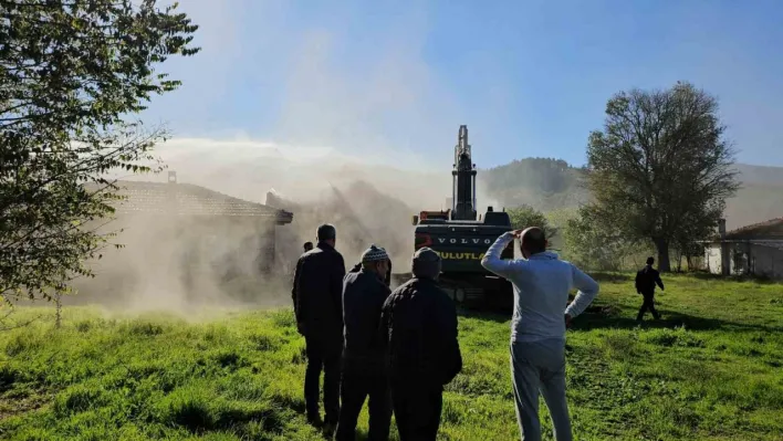 Sındırgı'da 52 yıllık evli çift depremde ağır hasar gören evlerinin yıkılışını gözyaşlarıyla izledi