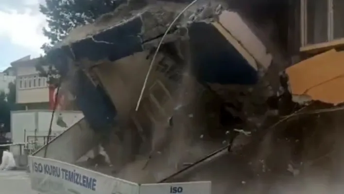 Sındırgı'da depremde hasar gören bina kendiliğinden yıkıldı