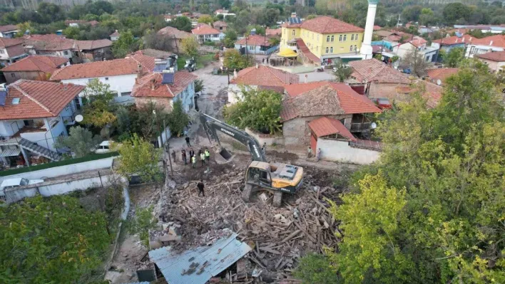 Sındırgı'da depremde hasar gören yapıların yıkımı kırsalda sürüyor