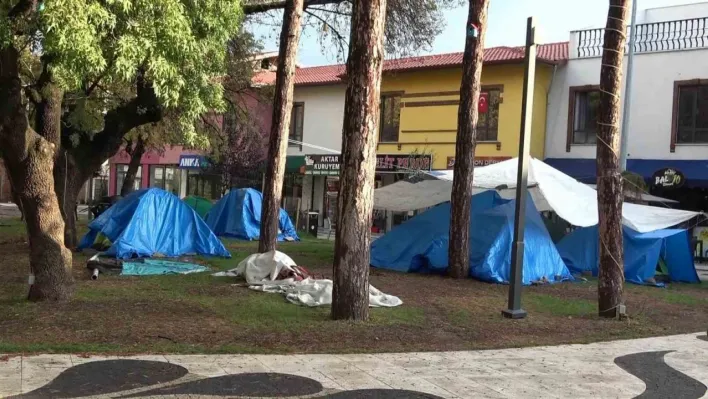 Sındırgı'da depremin ardından halk geceyi sokakta ve çadırlarda geçirdi