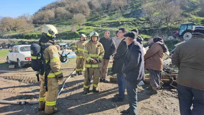 Sındırgı'da elektrik kontağı yüzünden çıkan yangın bir evi kül etti