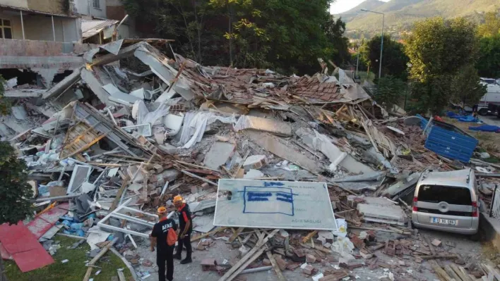 Sındırgı depreminde çöken bina sabahın ilk ışıkları ile havadan görüntülendi