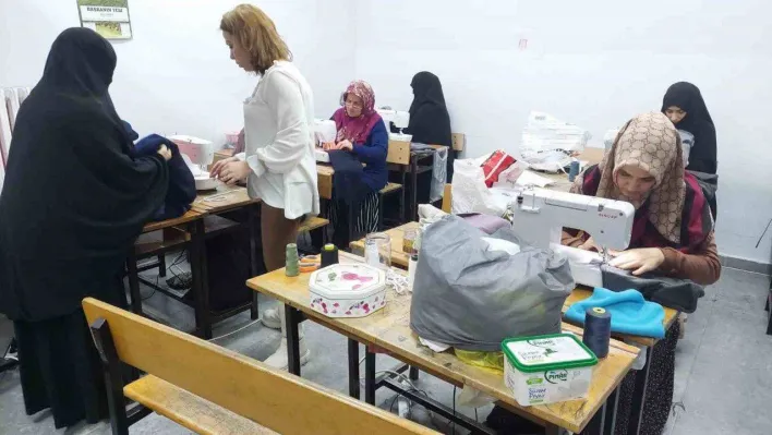 Sınıfılar dikiş atölyesine dönüştü: Depremzedeler için atkı ve bere dikiyorlar