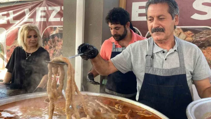 Şırdan yeme yarışmasından renkli görüntüler oluştu