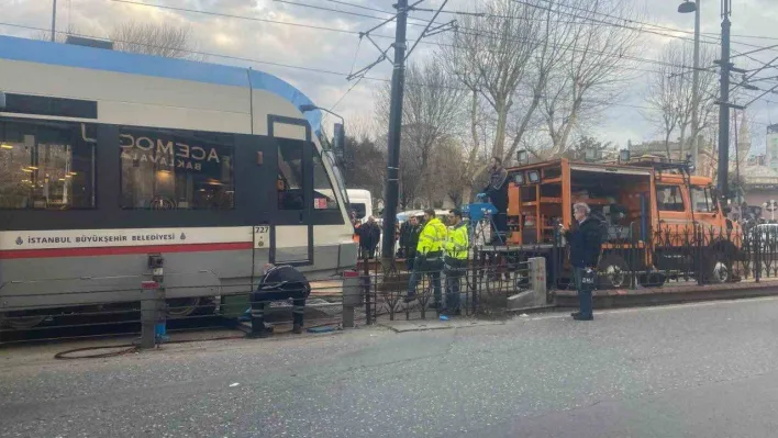 Sirkeci'de tramvay raydan çıktı, yolcular büyük panik yaşadı