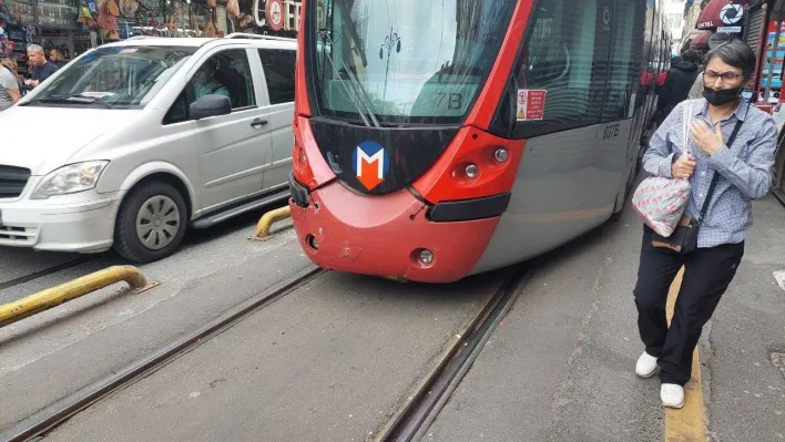 Sirkeci'de tramvay raydan çıktı