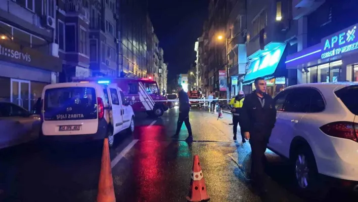 Şişli Abide-i Hürriyet Caddesi'nde binadan düşen parçalar nedeniyle yol trafiğe kapatıldı