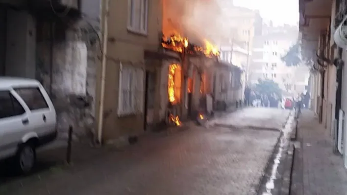 Şişli'de iki gecekondu alev alev yandı