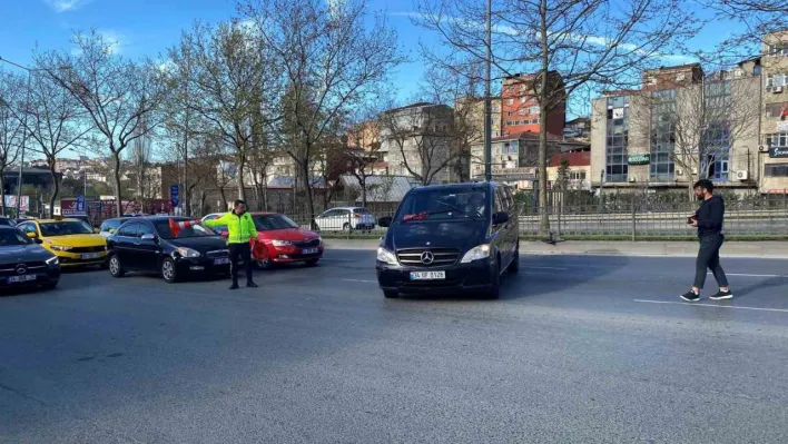 Şişli'de inanılmaz kaza kamerada: İki küçük kardeş el frenini indirdi, kayan araç kaza yaparak caddeye çıktı