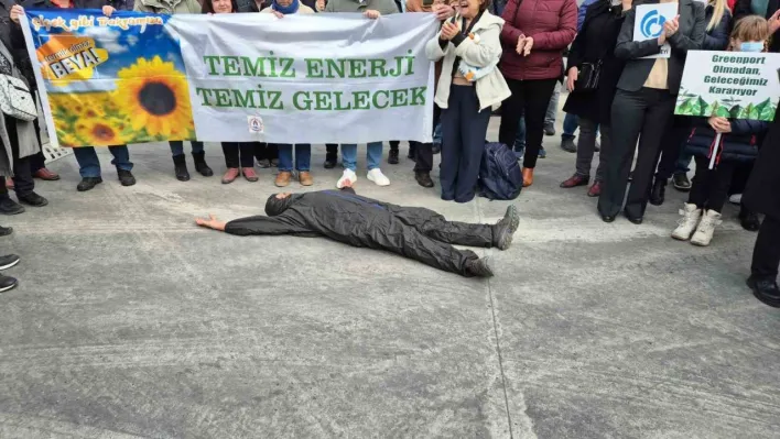 Siyah tulum giyip yere yattı: Tekirdağ'da liman protestosu