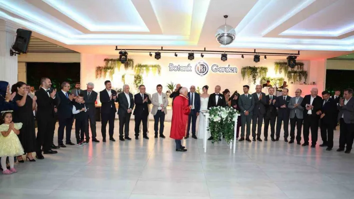 Siyaset, medya ve iş dünyasını buluşturan düğün