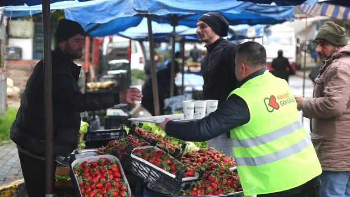 Soğuk kış gününde esnafa çorba ikramı