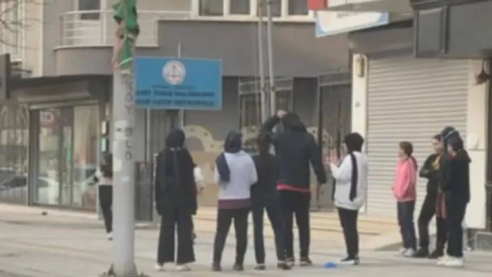 Sokak ortasında beden eğitimi dersi görüyorlar