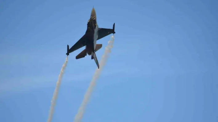 SOLOTÜRK'ten muhteşem prova: Hava akrobasisi nefes kesti