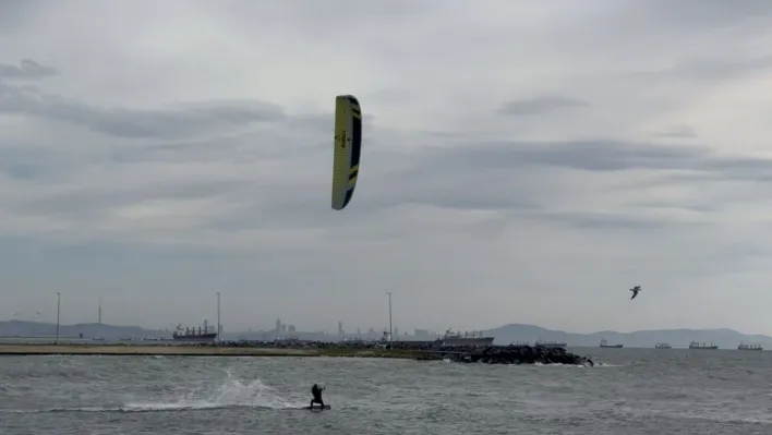 Sörf tutkunları lodosu fırsata çevirdi