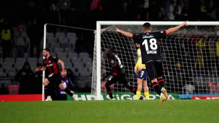 Spor Toto Süper Lig: Fatih Karagümrük: 1 - Fenerbahçe: 0 (İlk yarı)