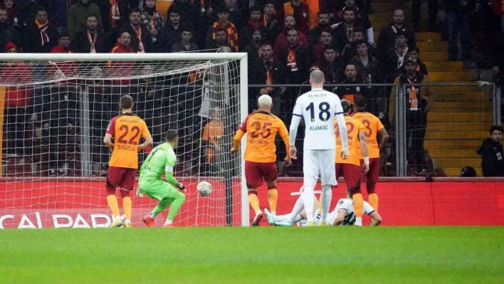 Spor Toto Süper Lig: Galatasaray: 2 - MKE Ankaragücü: 1 (İlk yarı)