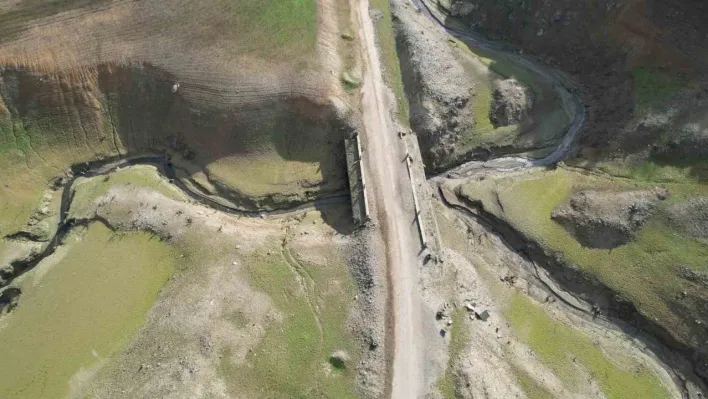 Su seviyesi düşen Gökçe Barajı'nda tarihi yolun kalıntıları gün yüzüne çıktı