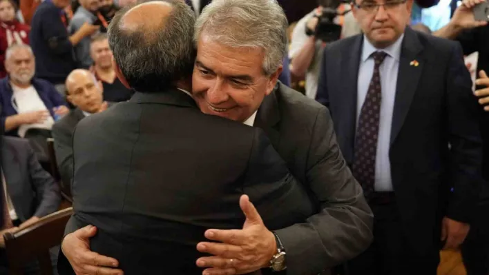 Sühely Batum oy sayma işlemi bitmeden Dursun Özbek'i tebrik etti