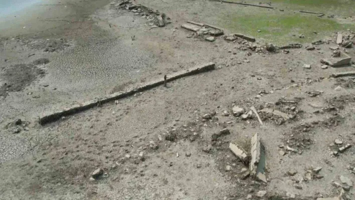 Sular çekildi, tarihi Şamlar Mahallesi'ndeki asırlık mezar ortaya çıktı