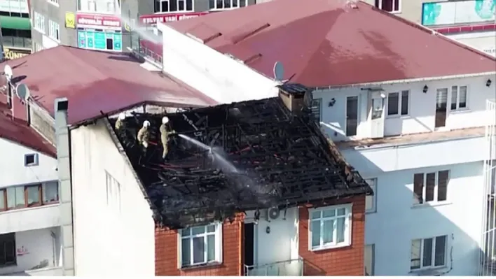 Sultanbeyli'de 5 katlı binanın çatısında yangın
