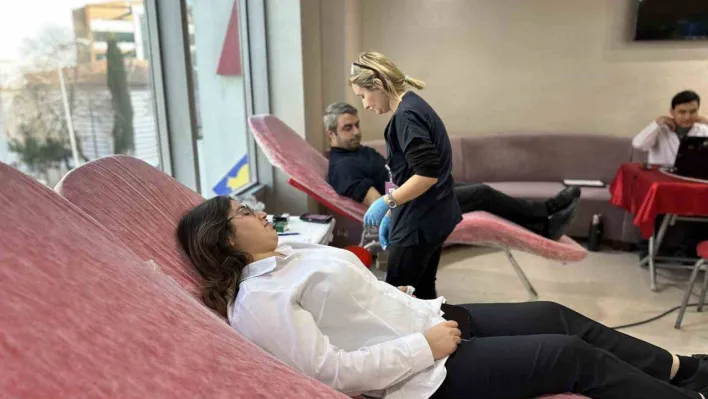 Sultanbeyli'de hastane çalışanları kan bağışında bulundu