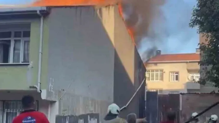 Sultanbeyli'de iki katlı binanın çatısı alevlere teslim oldu