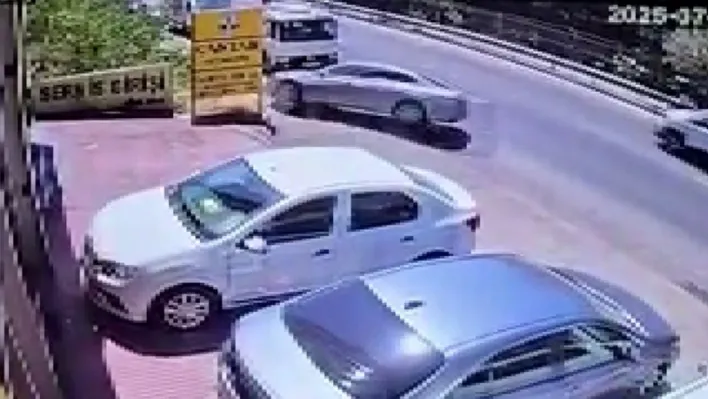 Sultanbeyli'de kontrolden çıkan otomobil ağaçlık alana uçtu