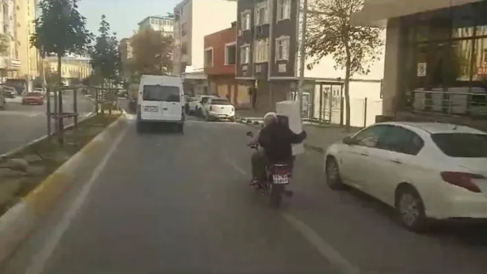 Sultanbeyli'de motosikletle su sebili taşımacılığı kamerada