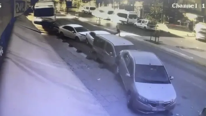 Sultanbeyli'de yokuş aşağı kayan tır, park halindeki 5 araca çarptı