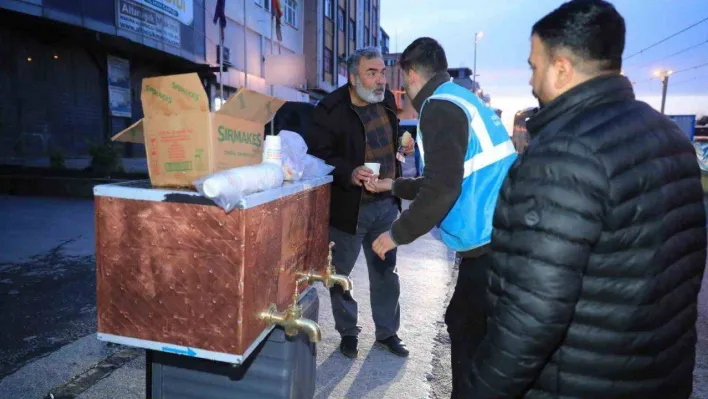 Sultangazi Belediyesi'nden iftara yetişemeyenlere ikram çeşmesinden sıcacık çorba