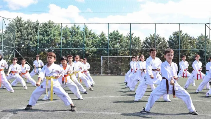 Sultangazi Belediyesi yaz tatilinde gençleri 20 branşta eğitim veren spor okullarıyla buluşturdu