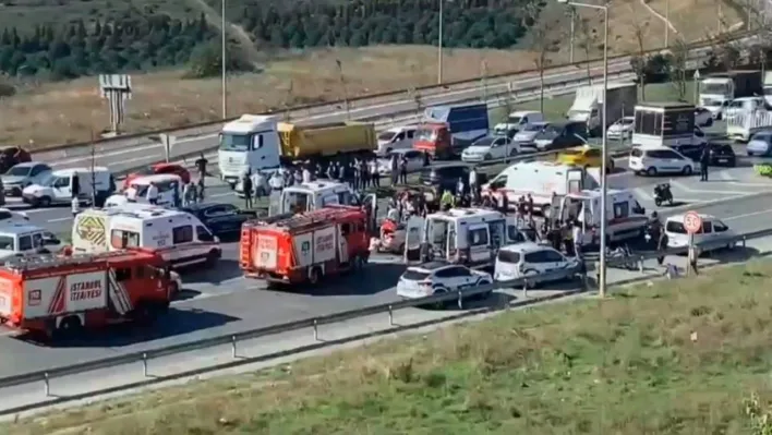 Sultangazi'da 2 araç kafa kafaya çarpıştı : 1'i ağır 6 yaralı