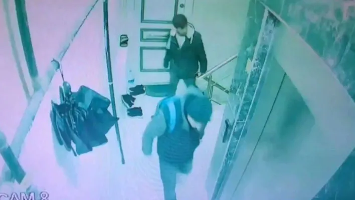 Sultangazi'de 2 ayakkabı hırsızı kamerada: Çaldıkları ayakkabıları sırt çantasına koyup kaçtılar