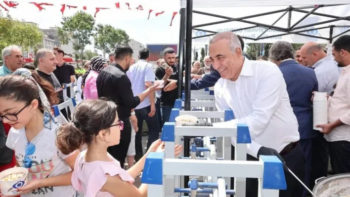 Sultangazi'de cuma namazı çıkışında vatandaşlara aşure ikramı