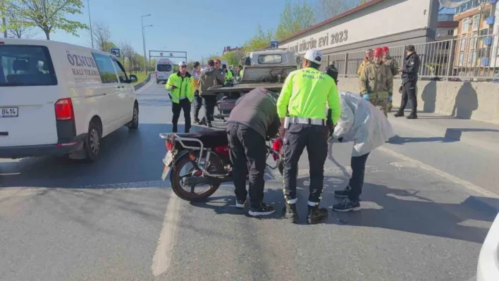 Sultangazi'de duvar ile trafik uyarı levhası arasına sıkışan motosikletli hayatını kaybetti