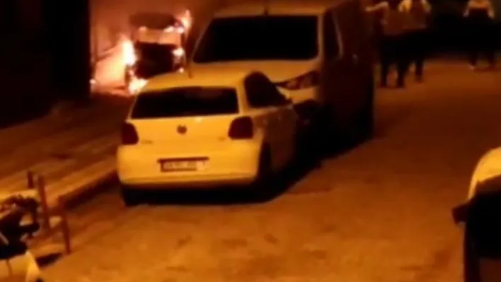 Sultangazi'de elektrikli araç yanarak küle döndü