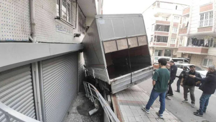 Sultangazi'de freni boşalan kamyonet binaya çarptı