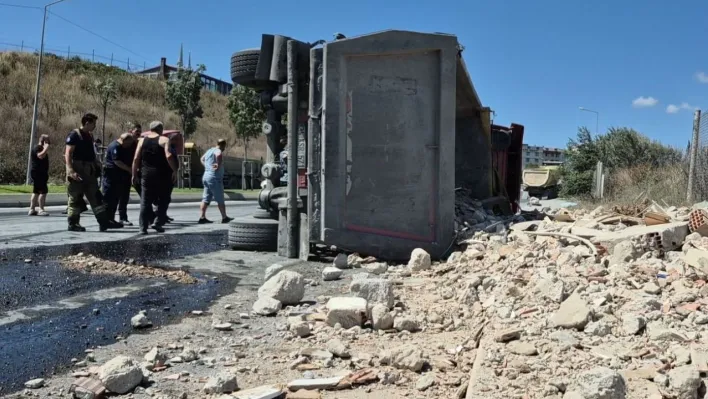 Sultangazi'de hafriyat yüklü tır devrildi: 1 yaralı