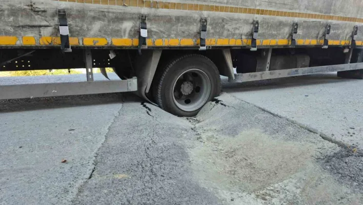 Sultangazi'de İSKİ'nin döktüğü asfalt çöktü: Malzeme yüklü kamyonet çukura düştü