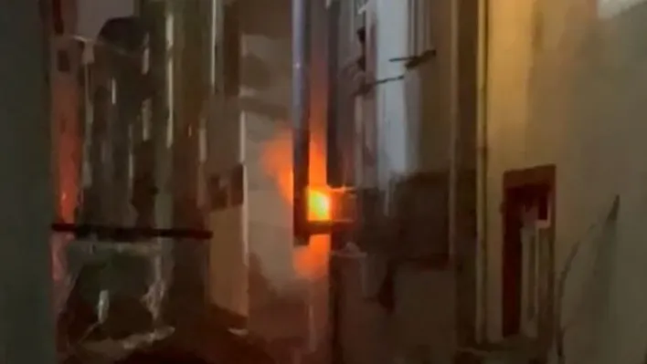 Sultangazi'de kebap salonunda yangın: Alevlere hortum ve kovalarla müdahale ettiler