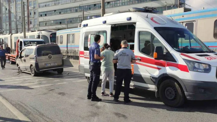 Sultangazi'de kontrolden çıkan araç tramvay hattının demir korkuluklarını yıktı