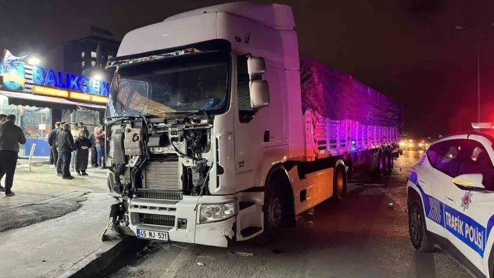 Sultangazi'de kontrolden çıkan tır, park halindeki 5 araca çarptı: 1 yaralı