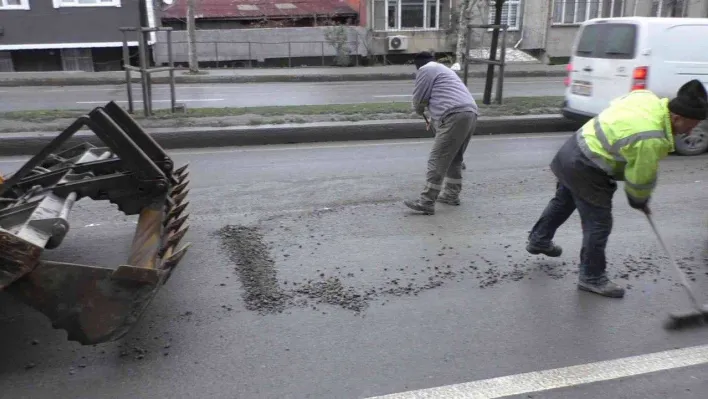 Sultangazi'de mikserden yola dökülen beton acemi sürücülere zor anlar yaşattı