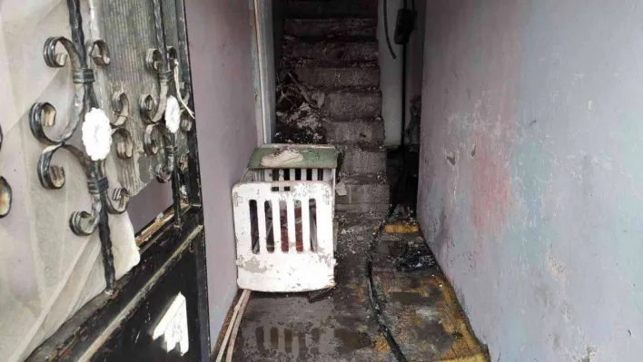 Sultangazi'de öz oğlu tarafından yakılmak istenen kadının evi kundaklandı