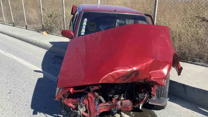 Sultangazi'de park halindeki tıra çarpan sürücü otomobilinden fırladı