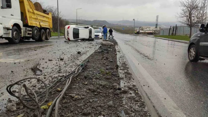 Sultangazi'de refüje çarpan otomobil, aydınlatma direğini devirip karşı şeride geçti: 2 yaralı