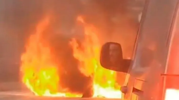 Sultangazi'de seyir halindeki araç alevlere teslim oldu